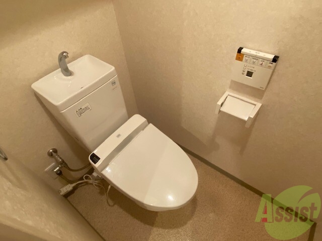 トイレ　こちらトイレです。各機能付きなので便利ですね。