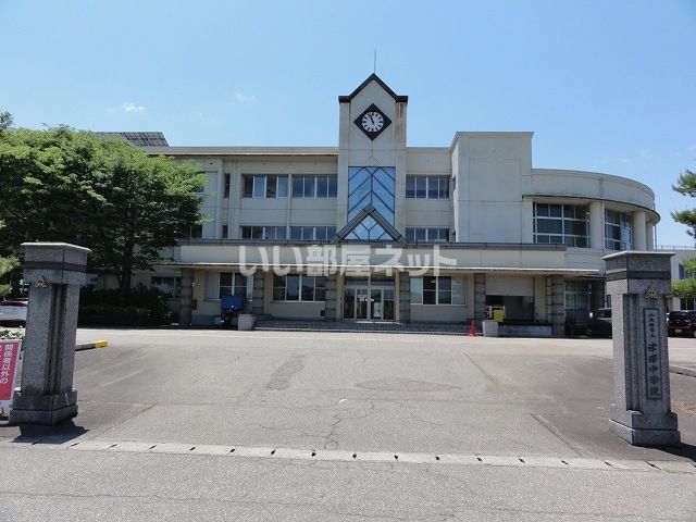 中学校　小矢部市立津沢中学校（中学校）まで1462m