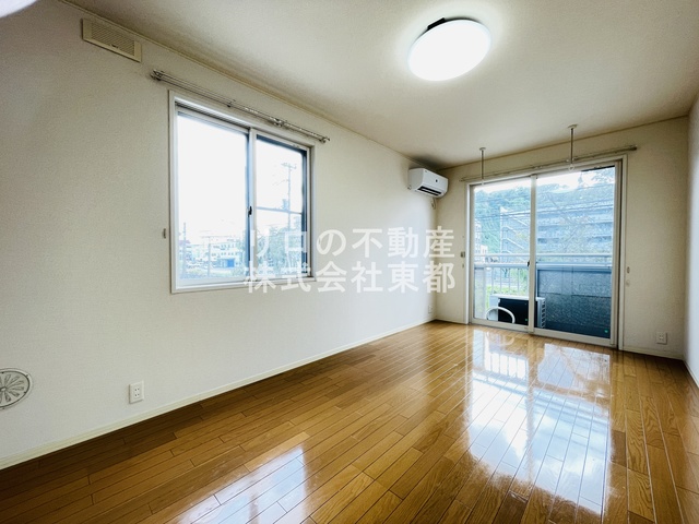 居室・リビング　２面採光なので、明るく風通しのよい過ごしやすいお部屋です♪