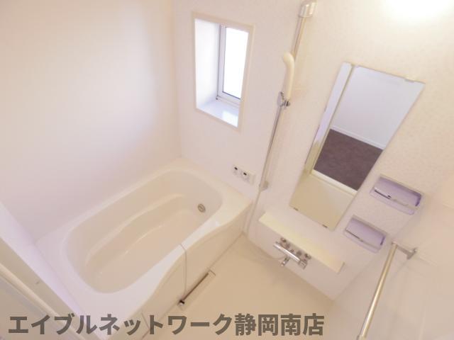 バス・シャワールーム　落ち着いた空間のお風呂です
