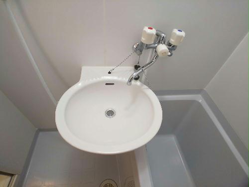洗面設備　鏡を備え　準備のしやすい洗面台