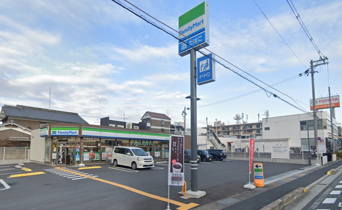 コンビニ　ファミリーマート柏原円明町店（コンビニ）まで823m