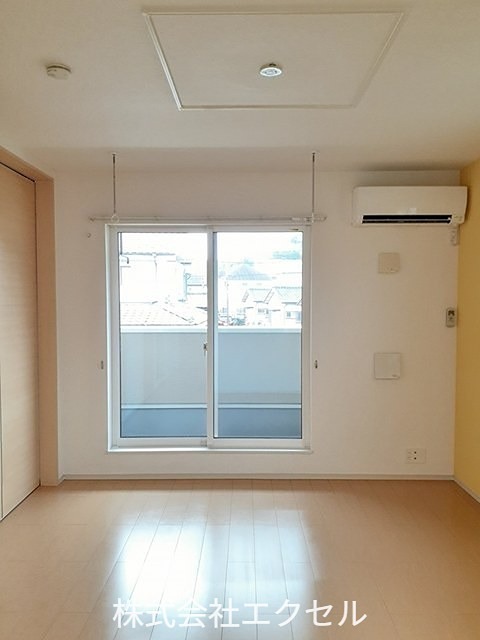 居室・リビング　エアコン完備の明るい室内です。