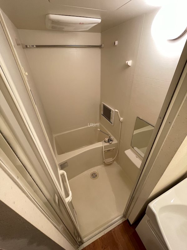 バス・シャワールーム　※同タイプの他のお部屋です