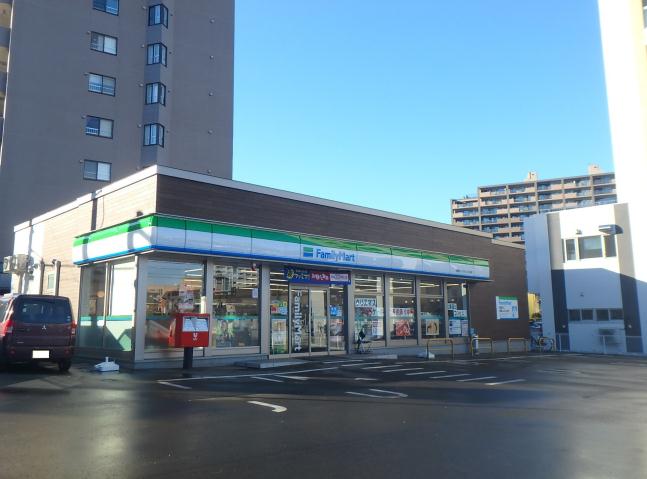 コンビニ　ファミリーマート（コンビニ）まで240m