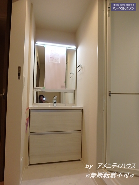 洗面設備　●朝の準備もラクラク　快適な独立洗面スペースあり。