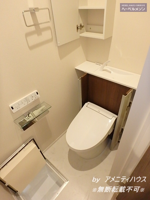 トイレ　●温水洗浄暖房便座付きの快適なトイレスペース。