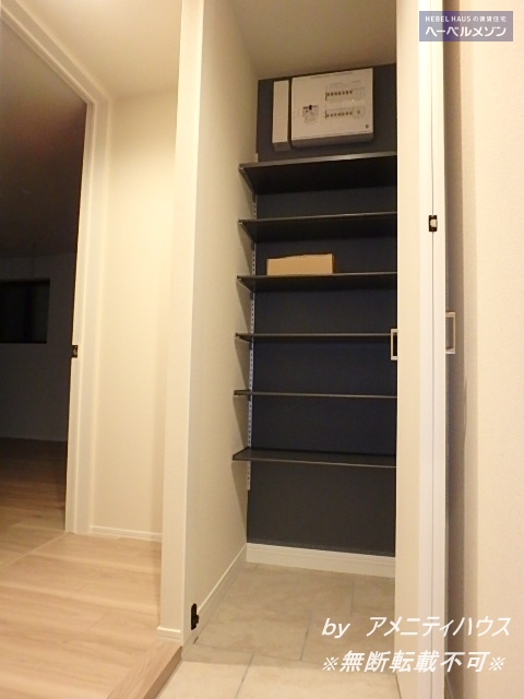 玄関　●トールサイズの下駄箱で、玄関回りもスッキリ。