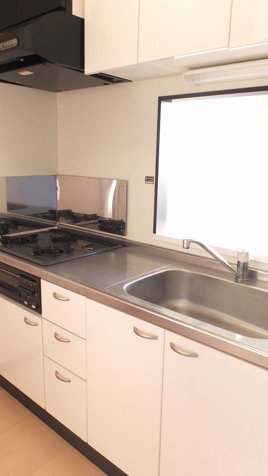 キッチン　3口のガスコンロ付き。カウンターキッチン