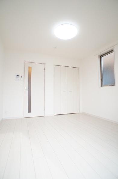 居室・リビング　「優しい色合いの床材を使用した居住空間」