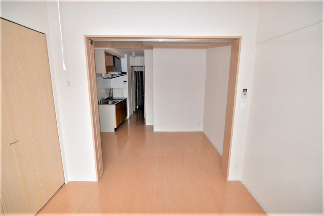 居室・リビング　同マンションの反転タイプのお部屋です。