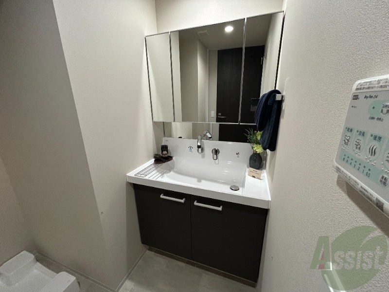 洗面設備　独立洗面台がございます。流し場も鏡も大きく使い勝手が良いです