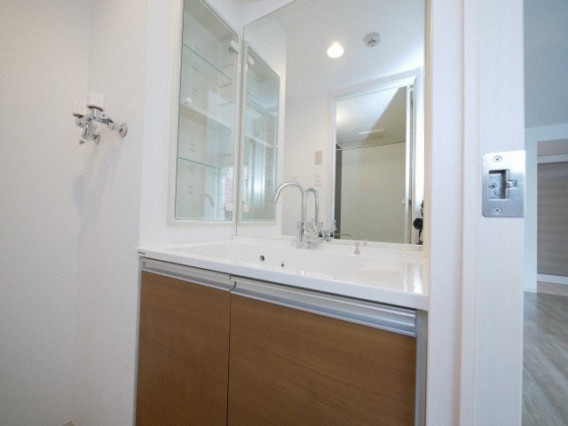 洗面設備　朝の身支度に便利な洗面台です♪