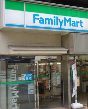 コンビニ　ファミリーマートかぶと町永代通り店（コンビニ）まで70m