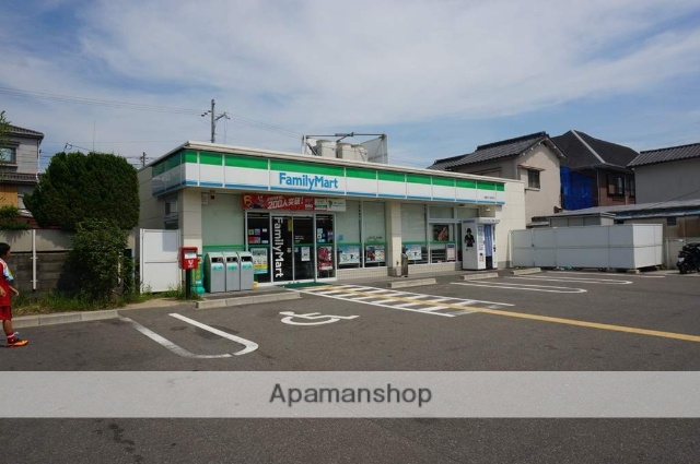 コンビニ　ファミリーマート（コンビニ）まで585m
