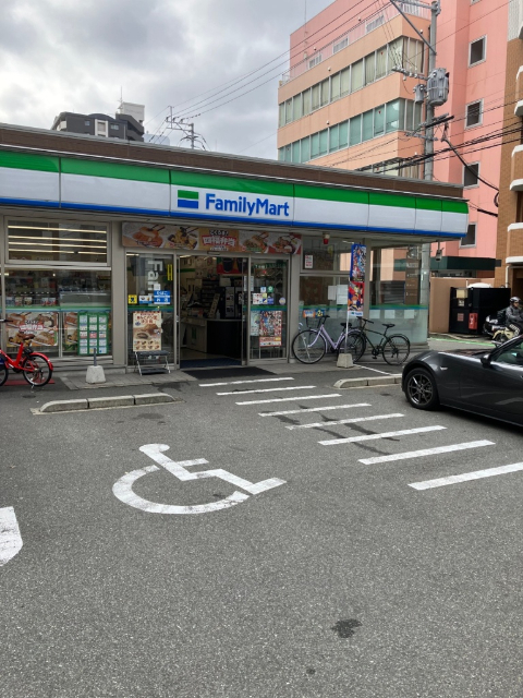 コンビニ　ファミリーマート博多駅南三丁目店（コンビニ）まで121m