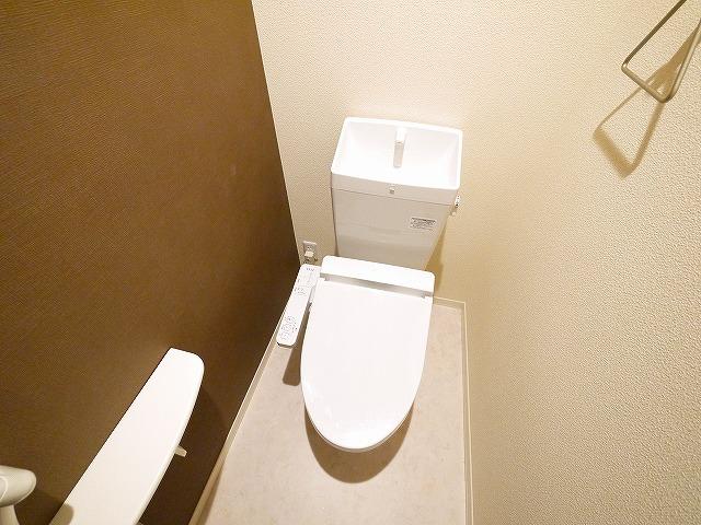 トイレ　落ち着いた色調のトイレです