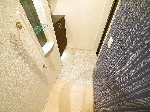 玄関　玄関もデザインクロスが素敵です