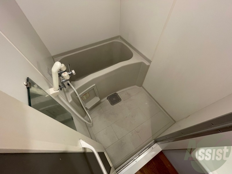 バス・シャワールーム　こちらはお風呂。一日の疲れをここで癒してください。