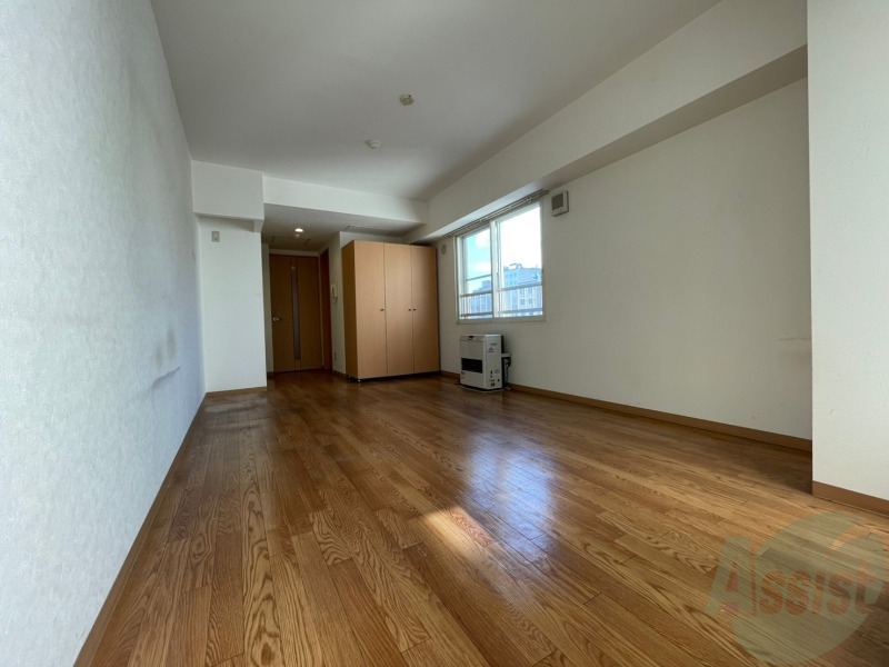 居室・リビング　１１帖の洋室です。広々として、きれいですね。