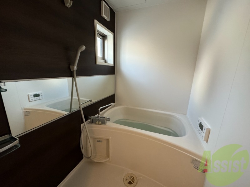 バス・シャワールーム　浴室は広めなのでゆったり落ち着けそうですね。