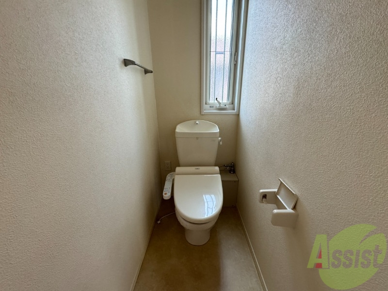 トイレ　トイレはウォシュレット機能付きです。安心して使用できますね。