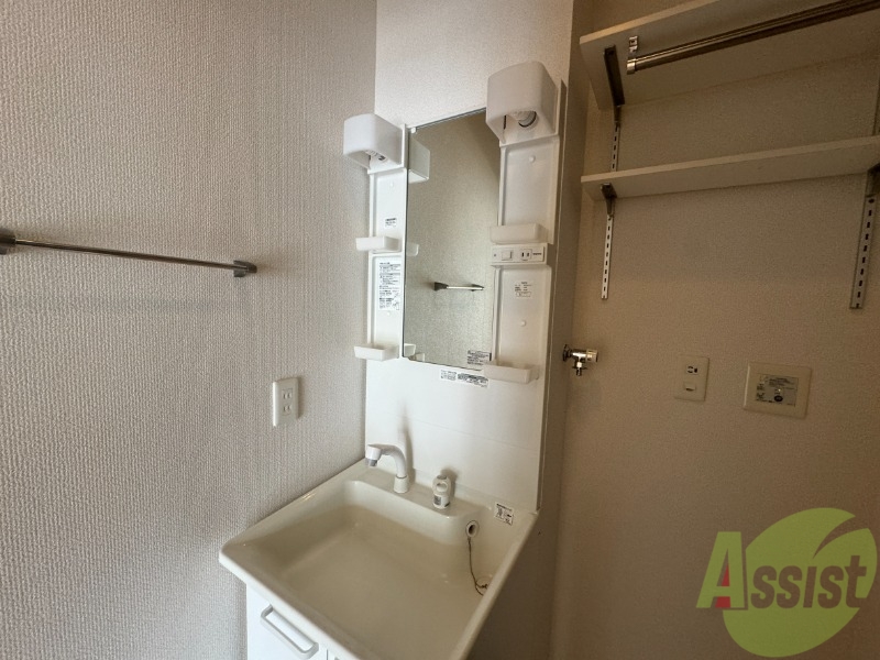 洗面設備　洗面台はシンプルなつくりで手入れがしやすそうですね。