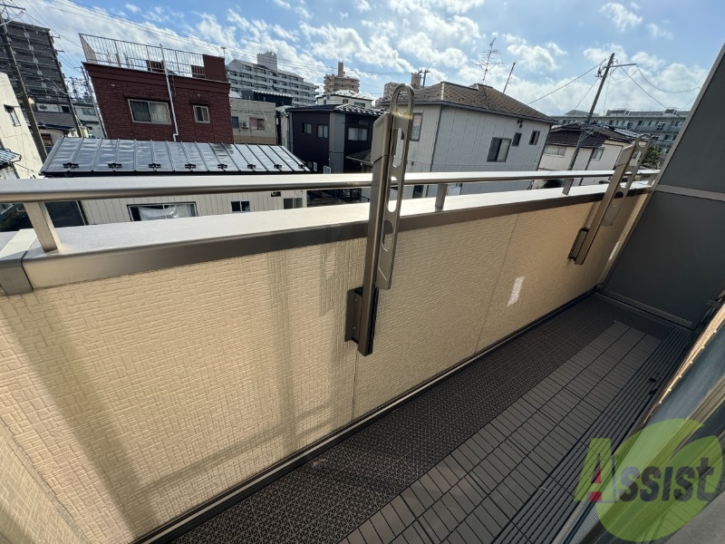 バルコニー　バルコニーは洗濯物を干すのに十分な広さがありますね。