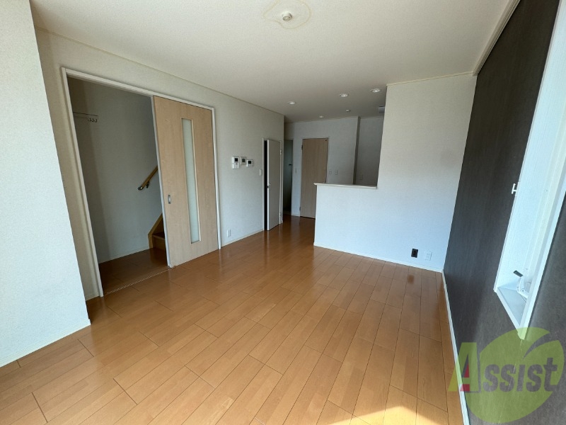 居室・リビング　きれいなＬＤＫが広がっていて居心地が良さそうですね。