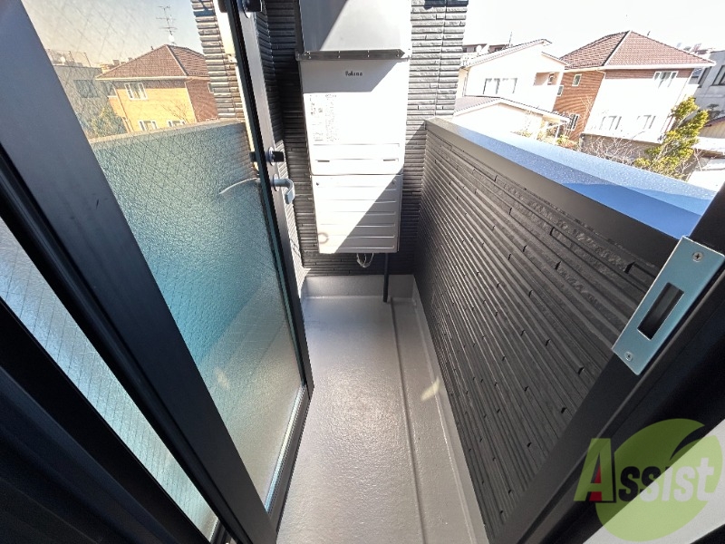 バルコニー　ベランダはこんな感じ。洗濯物を干すスぺースがございます。