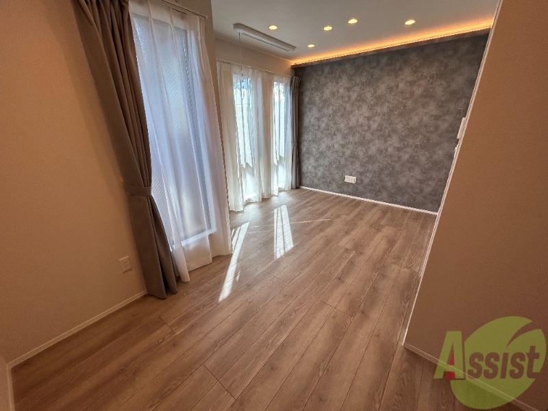 居室・リビング　７．６帖のリビングです。窓が多く日中は明るいです。