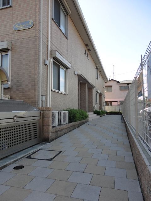 エントランス　雰囲気の良い敷地