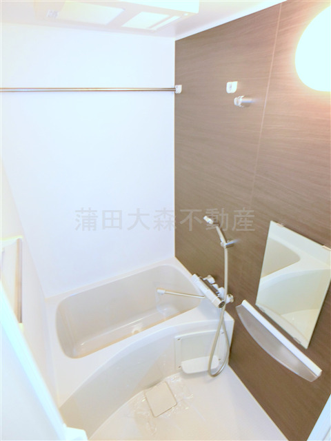 バス・シャワールーム　浴室乾燥機付きのバスルーム　お風呂