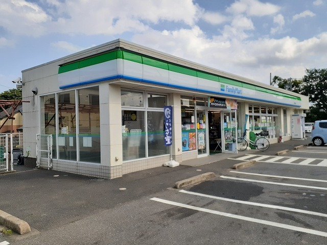コンビニ　ファミリーマート（コンビニ）まで210m