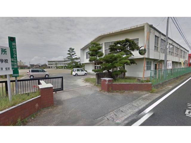小学校　笠松町立松枝小学校（小学校）まで580m
