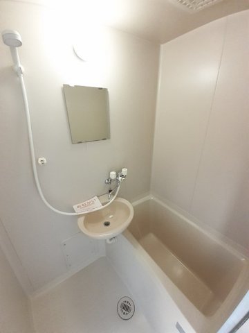 バス・シャワールーム　コンパクトで使いやすいお風呂です