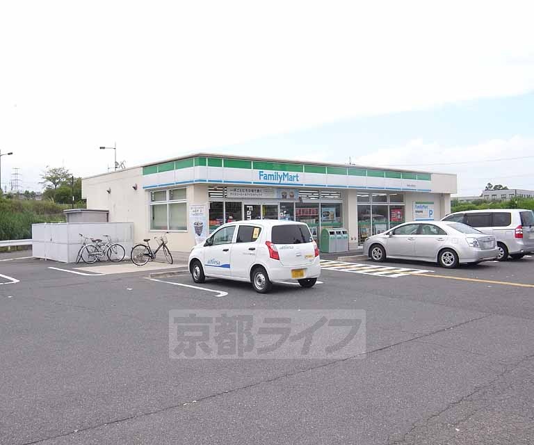 コンビニ　ファミリーマート木津川台駅前店（コンビニ）まで412m