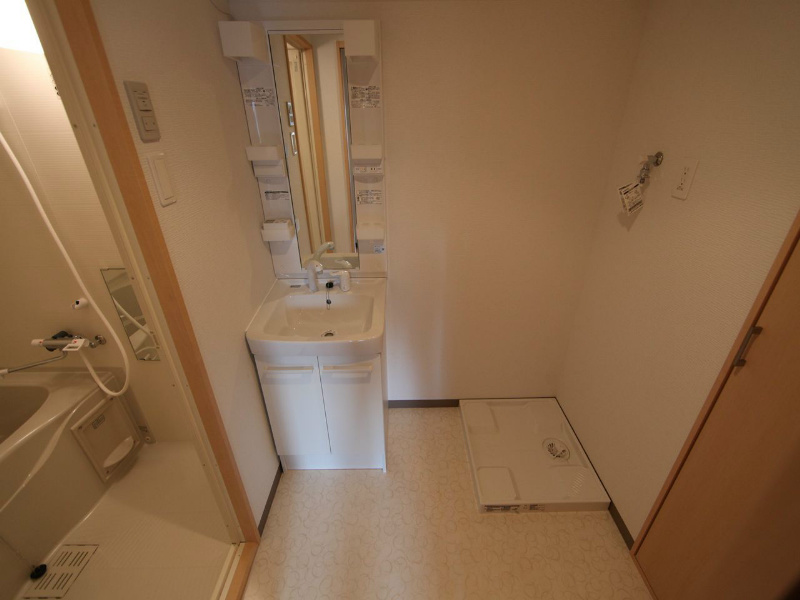 洗面設備　脱衣所　独立洗面台付（シャンプードレッサー付）