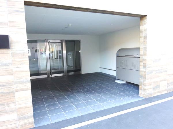 エントランス　屋根付き駐輪場完備