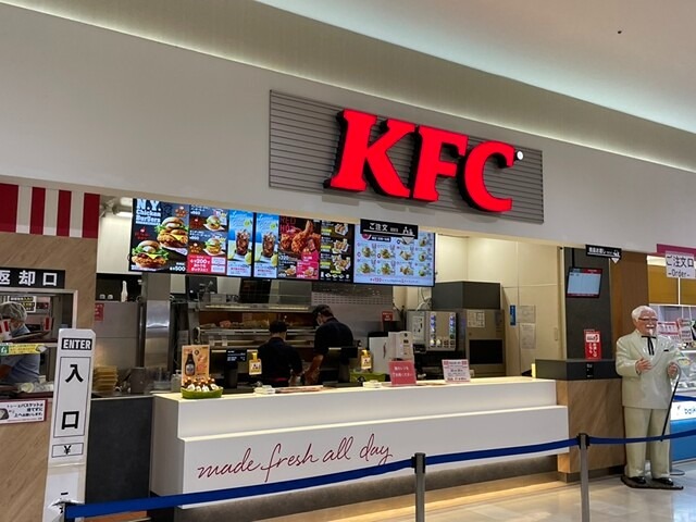 その他　KFC島忠ホームズ草加舎人店（その他）まで594m