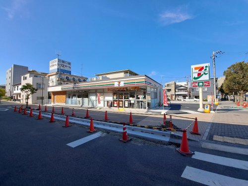 コンビニ　セブンイレブン（里中町）（コンビニ）まで122m