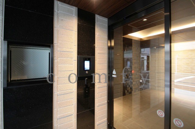 エントランス　オートロック付きエントランス