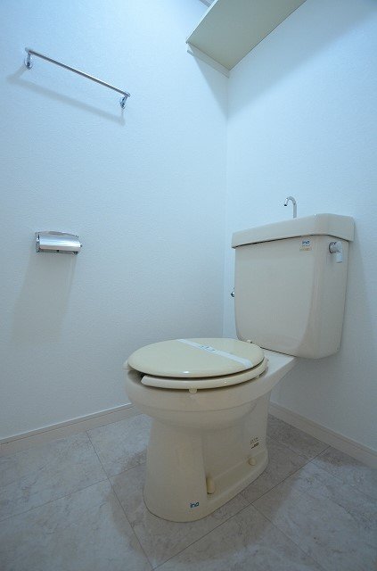 トイレ　別号室の写真です（反転）