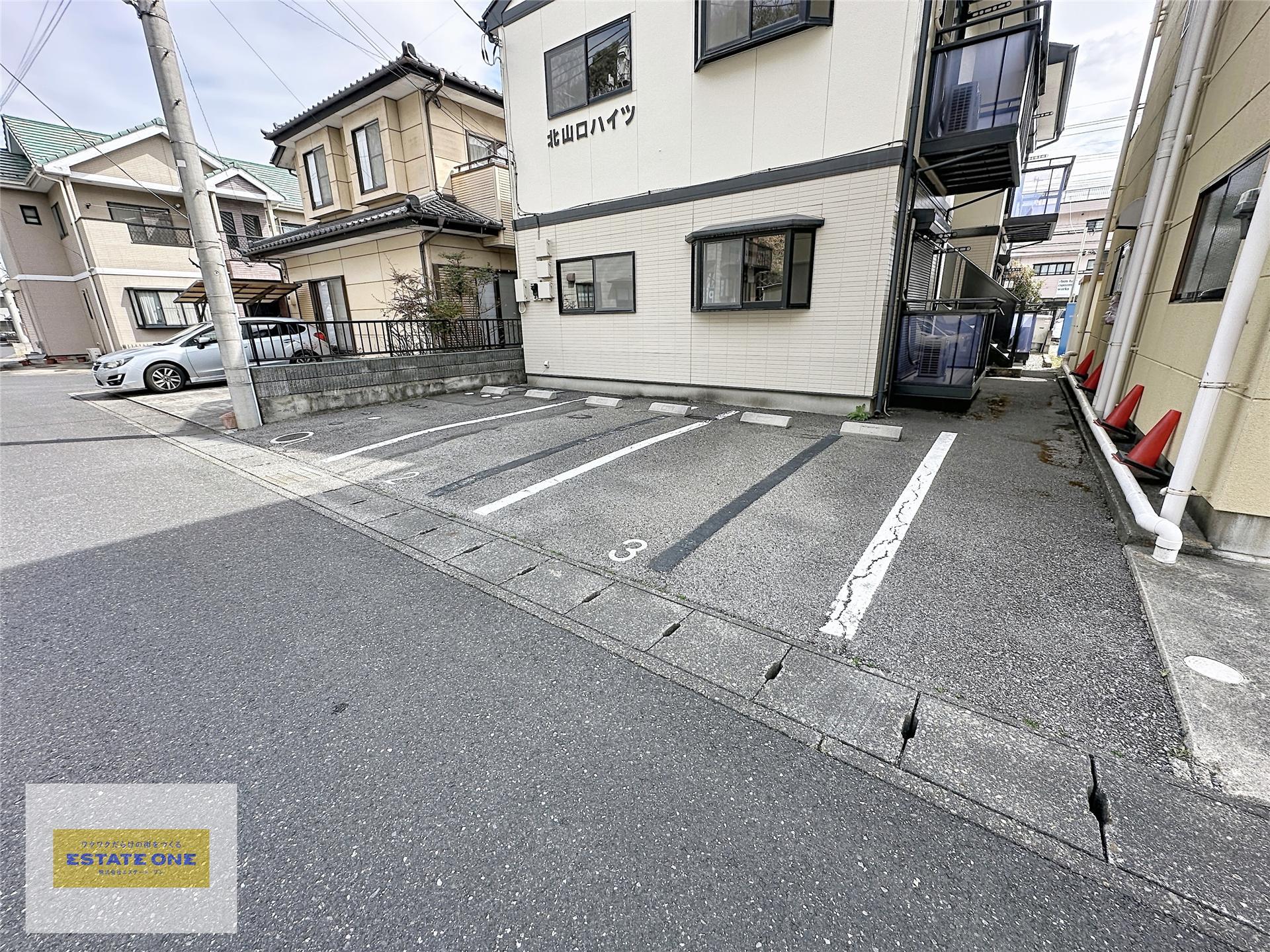 駐車場　敷地内に駐車場あり♪