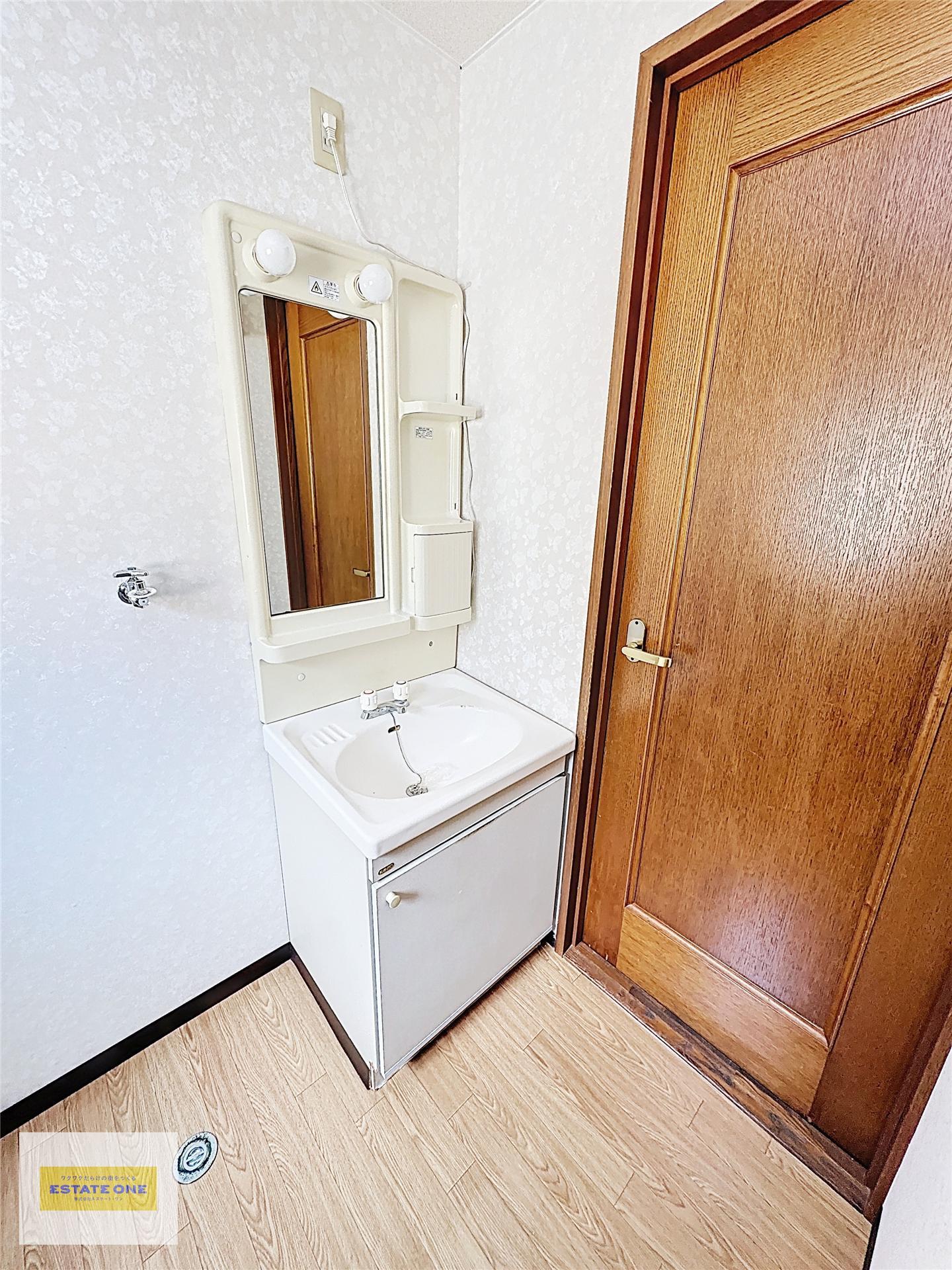 洗面設備　窓付きの洗面脱衣室☆