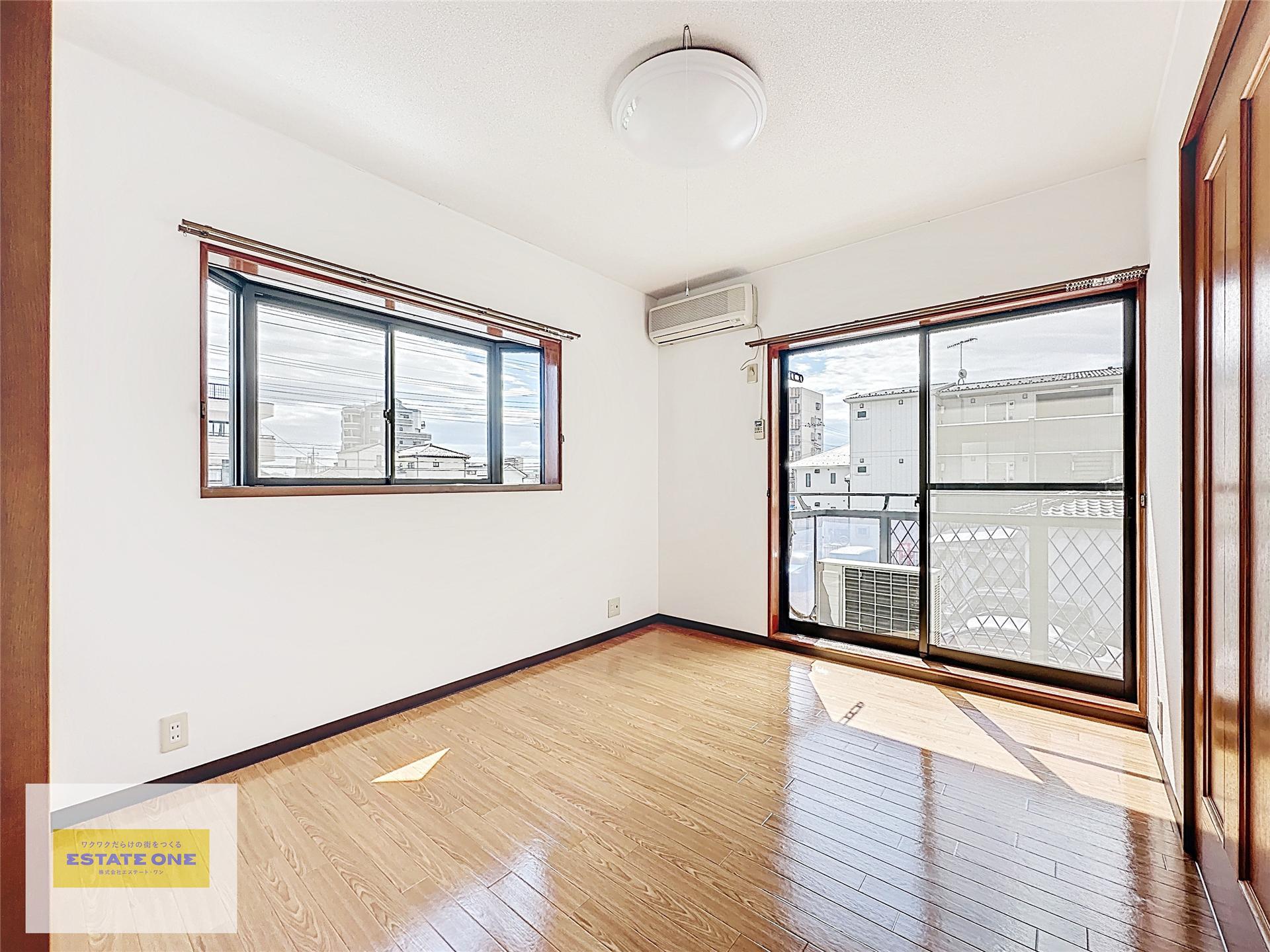 居室・リビング　出窓のある明るい洋室です♪