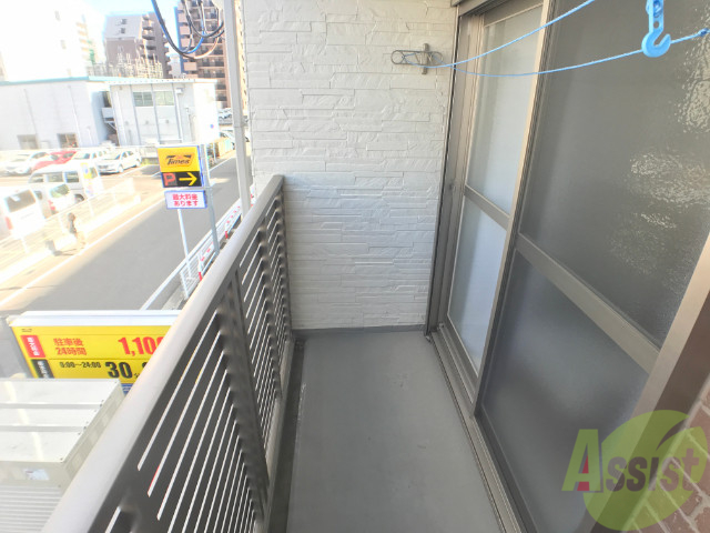 バルコニー　バルコニーは洗濯物を干すスペースが確保されていました。