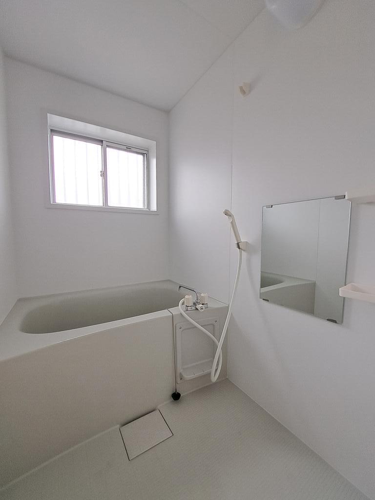 バス・シャワールーム　●　小窓があって換気のできるバスルーム♪