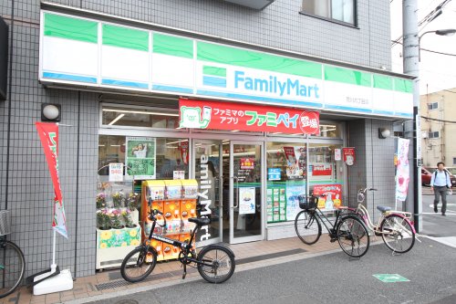 コンビニ　ファミリーマート 荒川六丁目店（コンビニ）まで217m