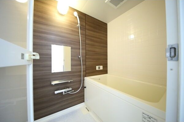バス・シャワールーム　※写真は同じマンションの違う部屋のものになります。